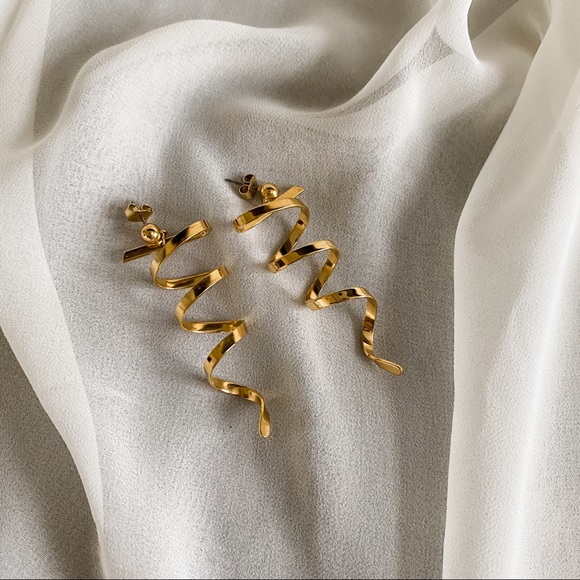 Vintage Jewelry - Vintage Gold Ribbon Spiral Dangle Earrings